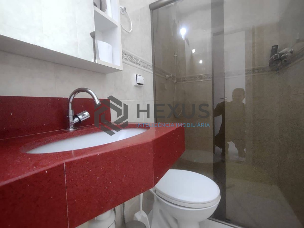 Foto 10 de Apartamento reformado com varanda e lazer na Praia da Enseada, Guaruja