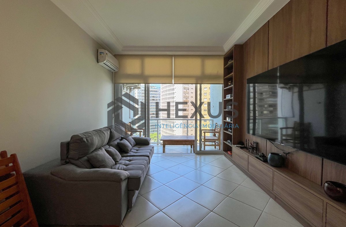 Foto 3 de Apartamento reformado frente mar com varanda na Praia das Pitangueiras, Guarujá
