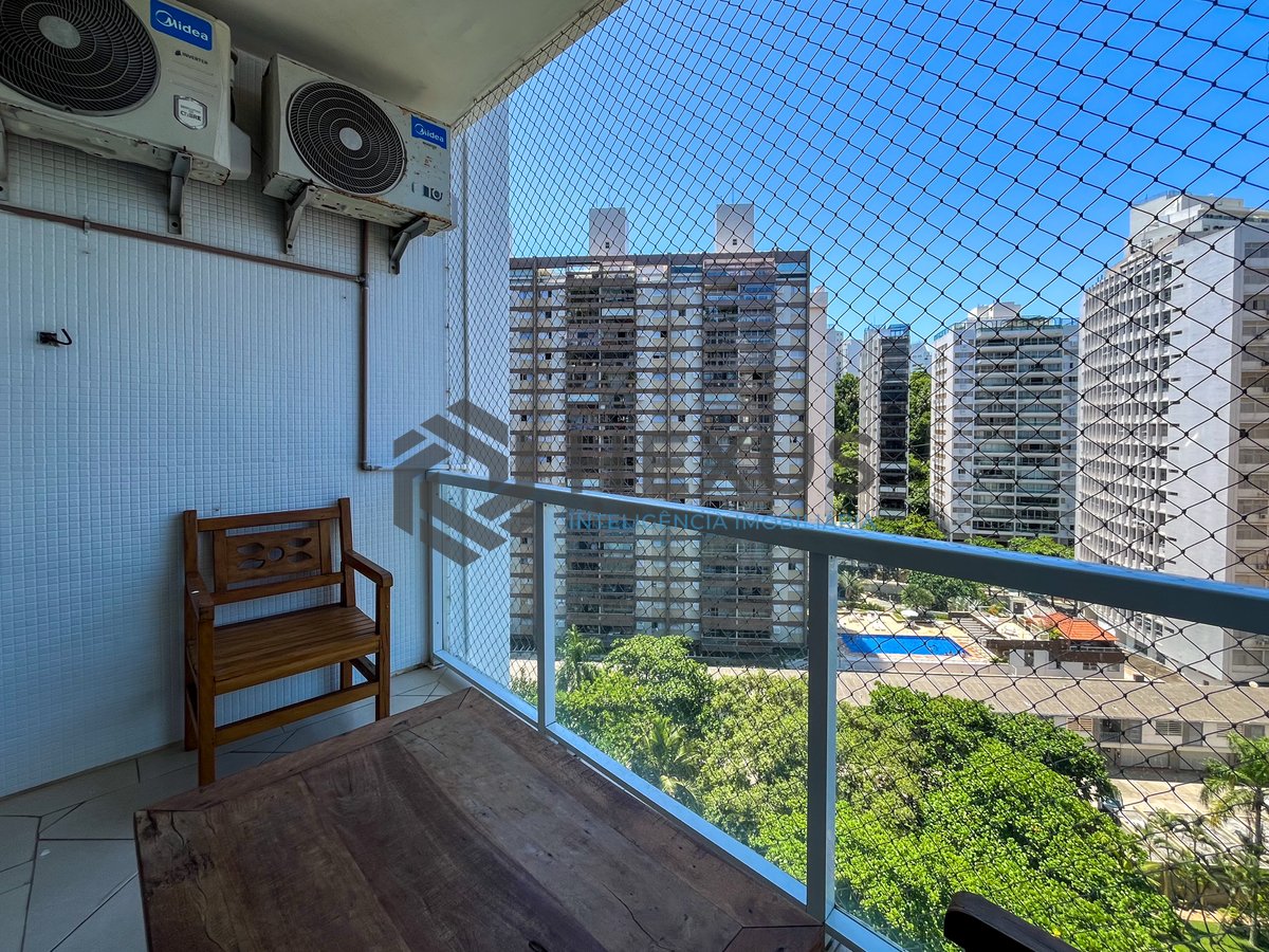 Foto 7 de Apartamento reformado frente mar com varanda na Praia das Pitangueiras, Guarujá