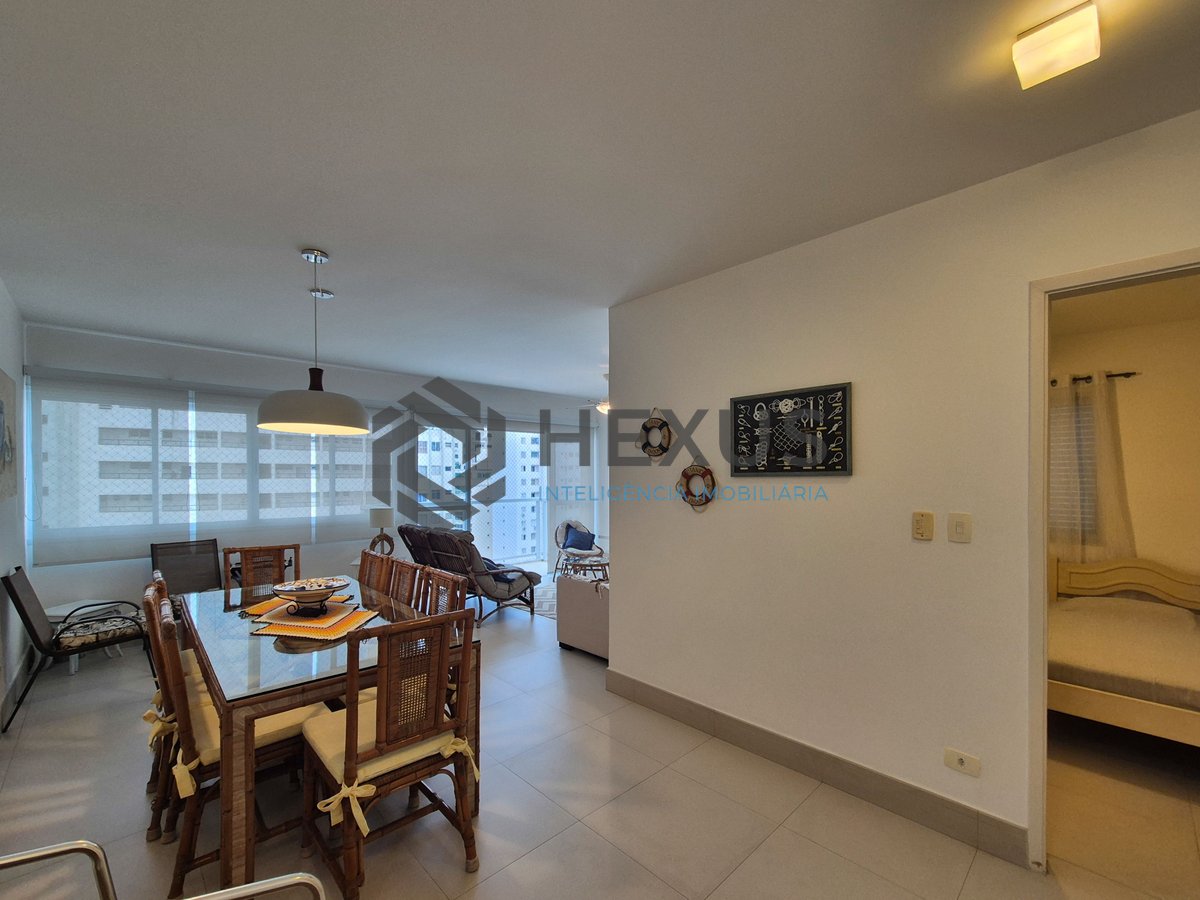 Foto 11 de Apartamento reformado com varanda vista mar na beira mar da Praia das Pitangueiras, Guaruja