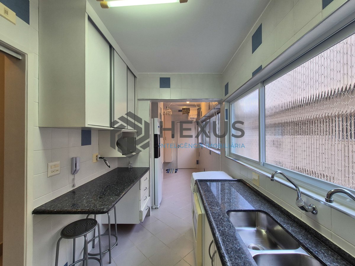 Foto 31 de Apartamento reformado com varanda vista mar na beira mar da Praia das Pitangueiras, Guaruja