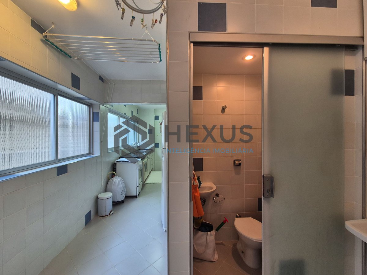 Foto 35 de Apartamento reformado com varanda vista mar na beira mar da Praia das Pitangueiras, Guaruja
