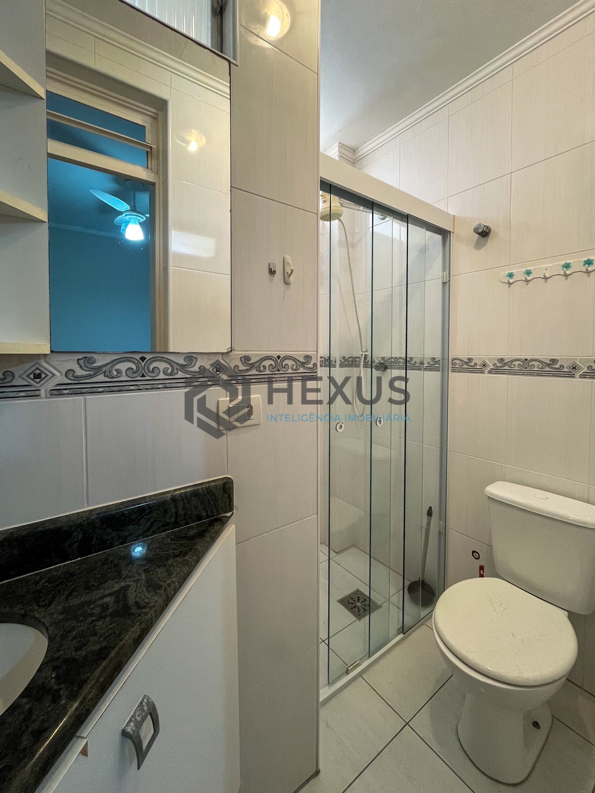Foto 26 de Apartamento com varanda vista mar na beira mar da Praia das Pitangueiras, Guarujá