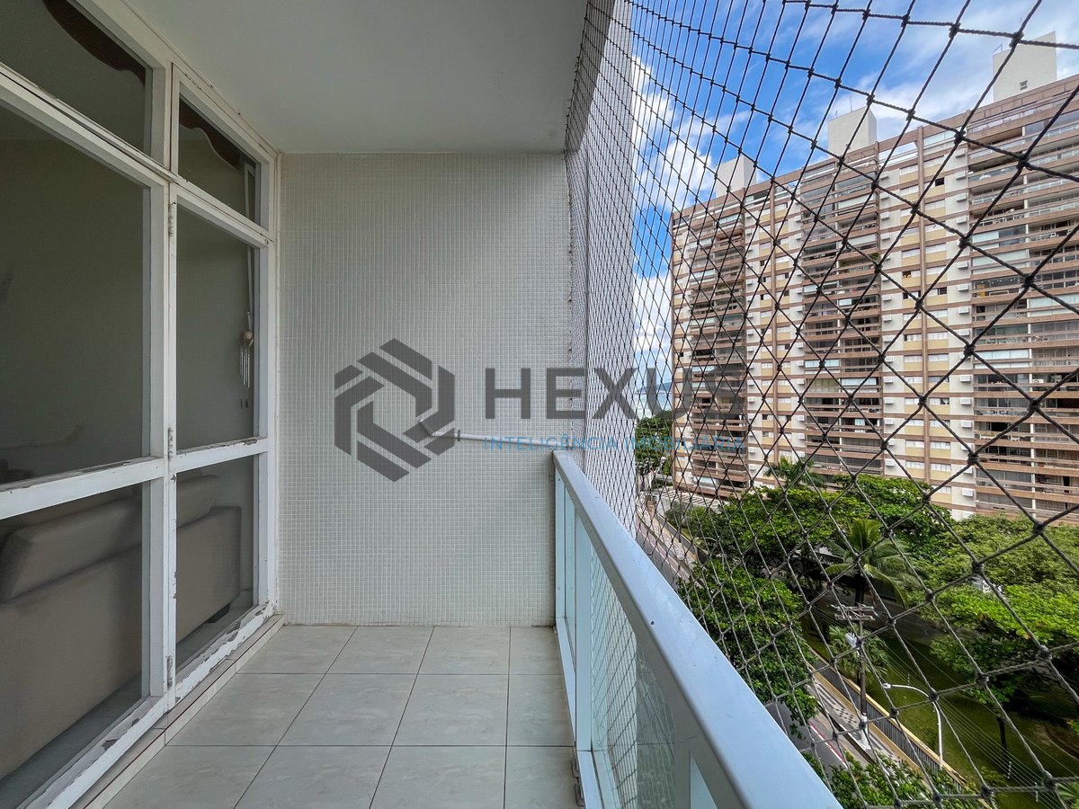 Foto 9 de Apartamento com varanda vista mar na beira mar da Praia das Pitangueiras, Guarujá