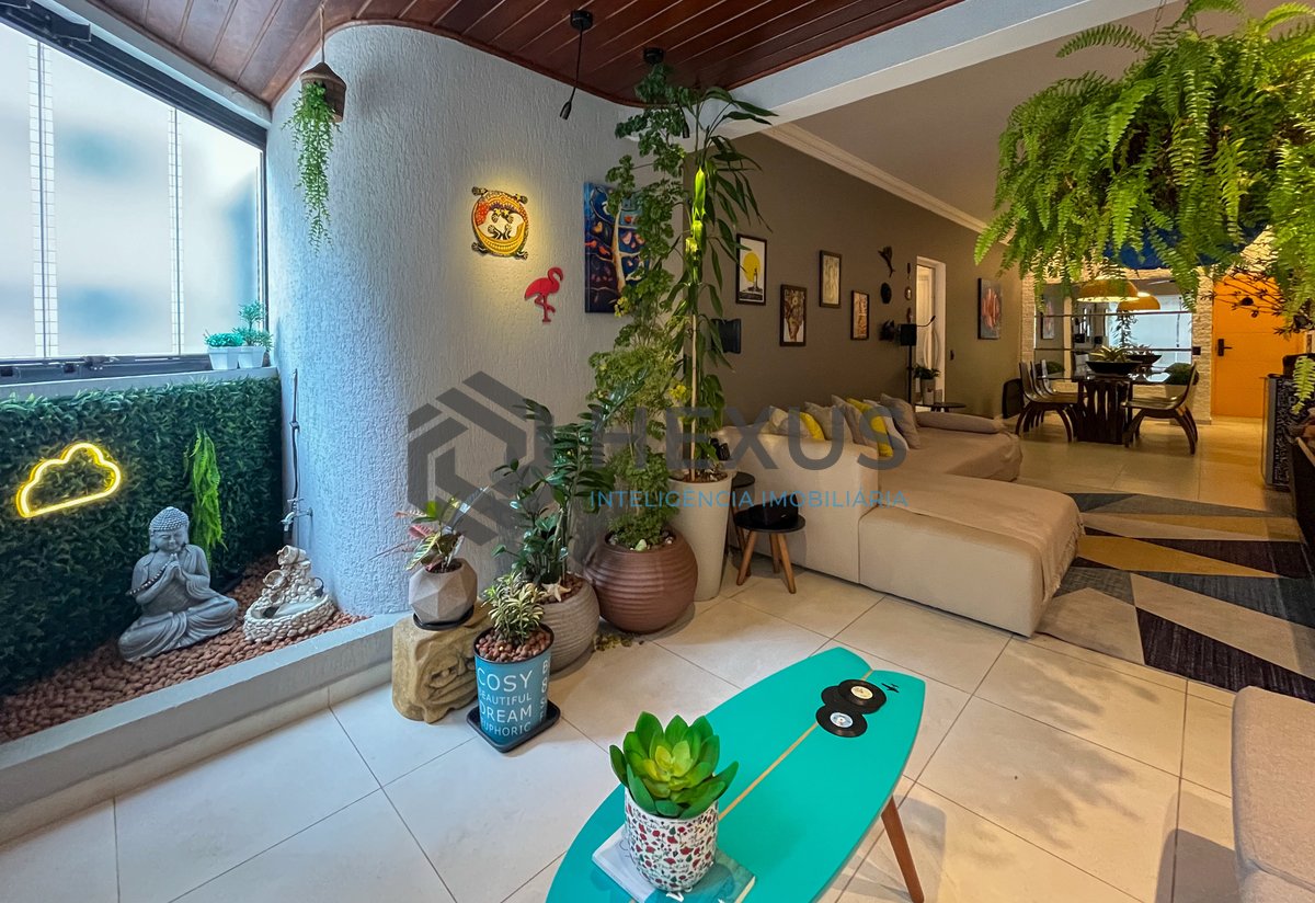 Foto 11 de Apartamento reformado com varanda e lazer a 70m da Praia das Pitangueiras, Guaruja