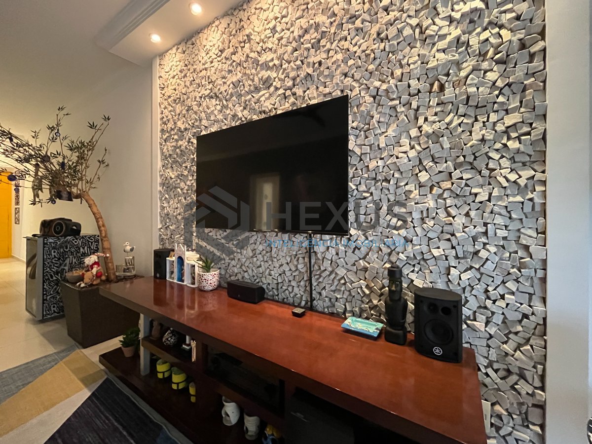 Foto 13 de Apartamento reformado com varanda e lazer a 70m da Praia das Pitangueiras, Guaruja