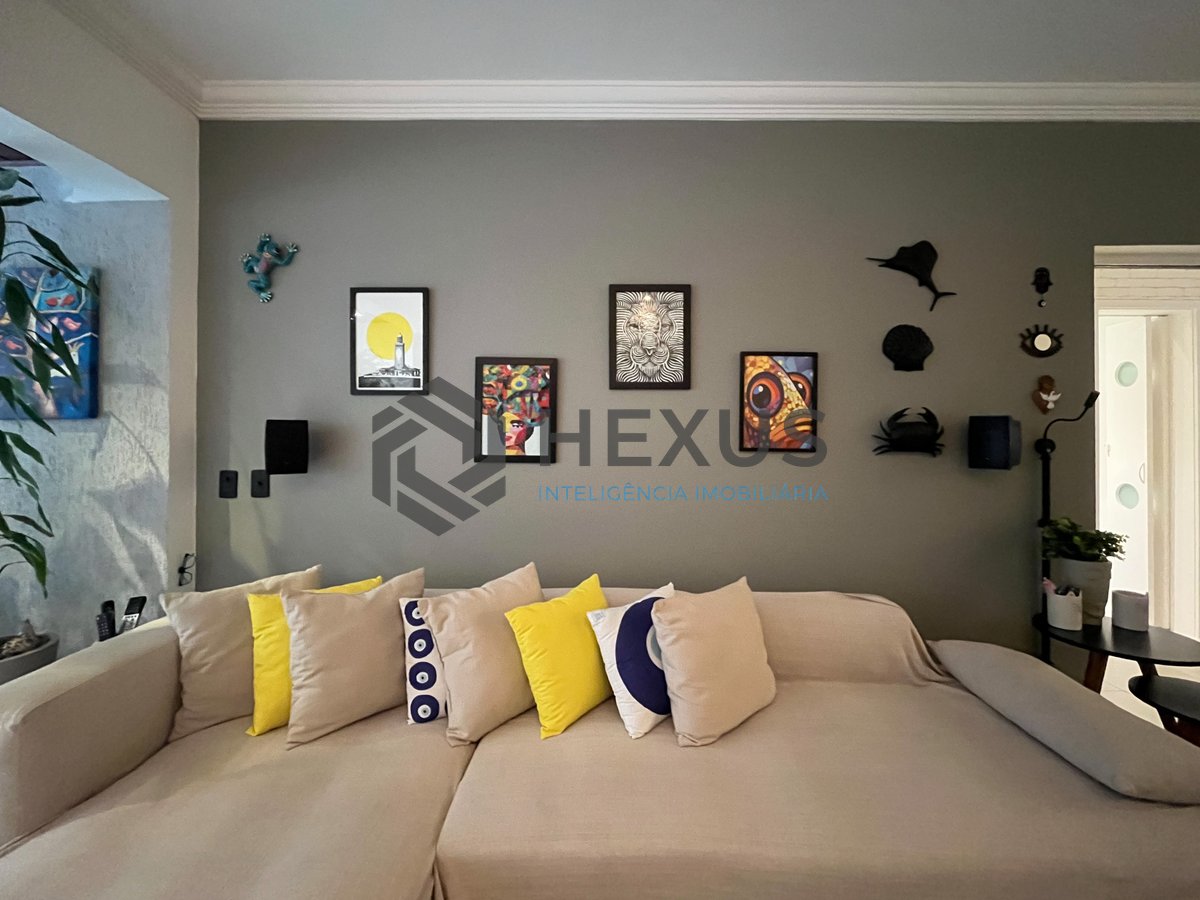 Foto 14 de Apartamento reformado com varanda e lazer a 70m da Praia das Pitangueiras, Guaruja