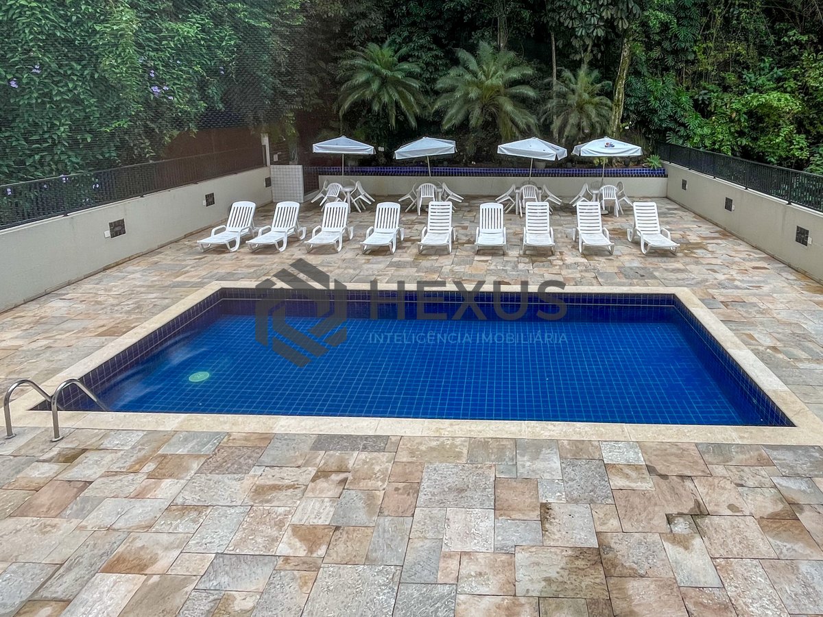Foto 15 de Apartamento reformado com varanda e lazer a 70m da Praia das Pitangueiras, Guaruja