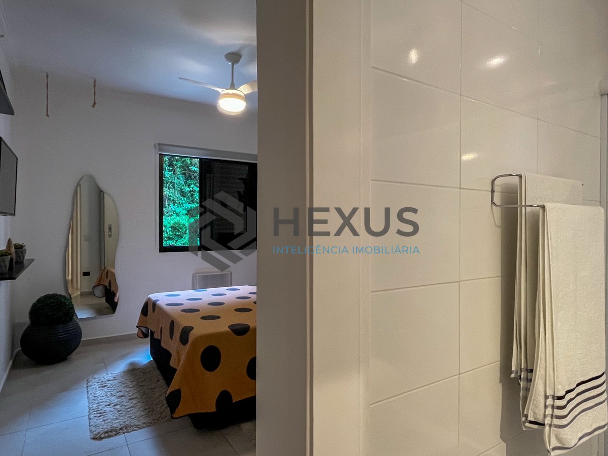 Foto 16 de Apartamento reformado com varanda e lazer a 70m da Praia das Pitangueiras, Guaruja