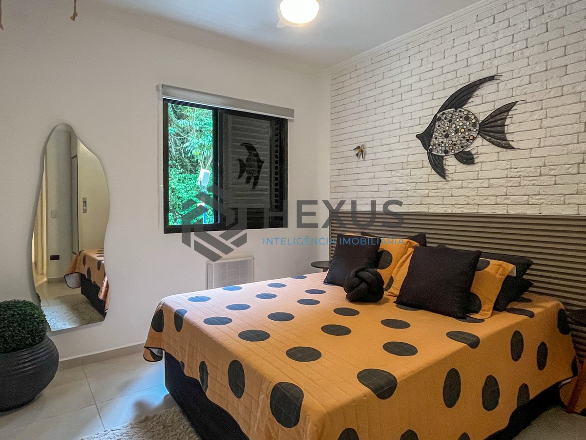 Foto 17 de Apartamento reformado com varanda e lazer a 70m da Praia das Pitangueiras, Guaruja