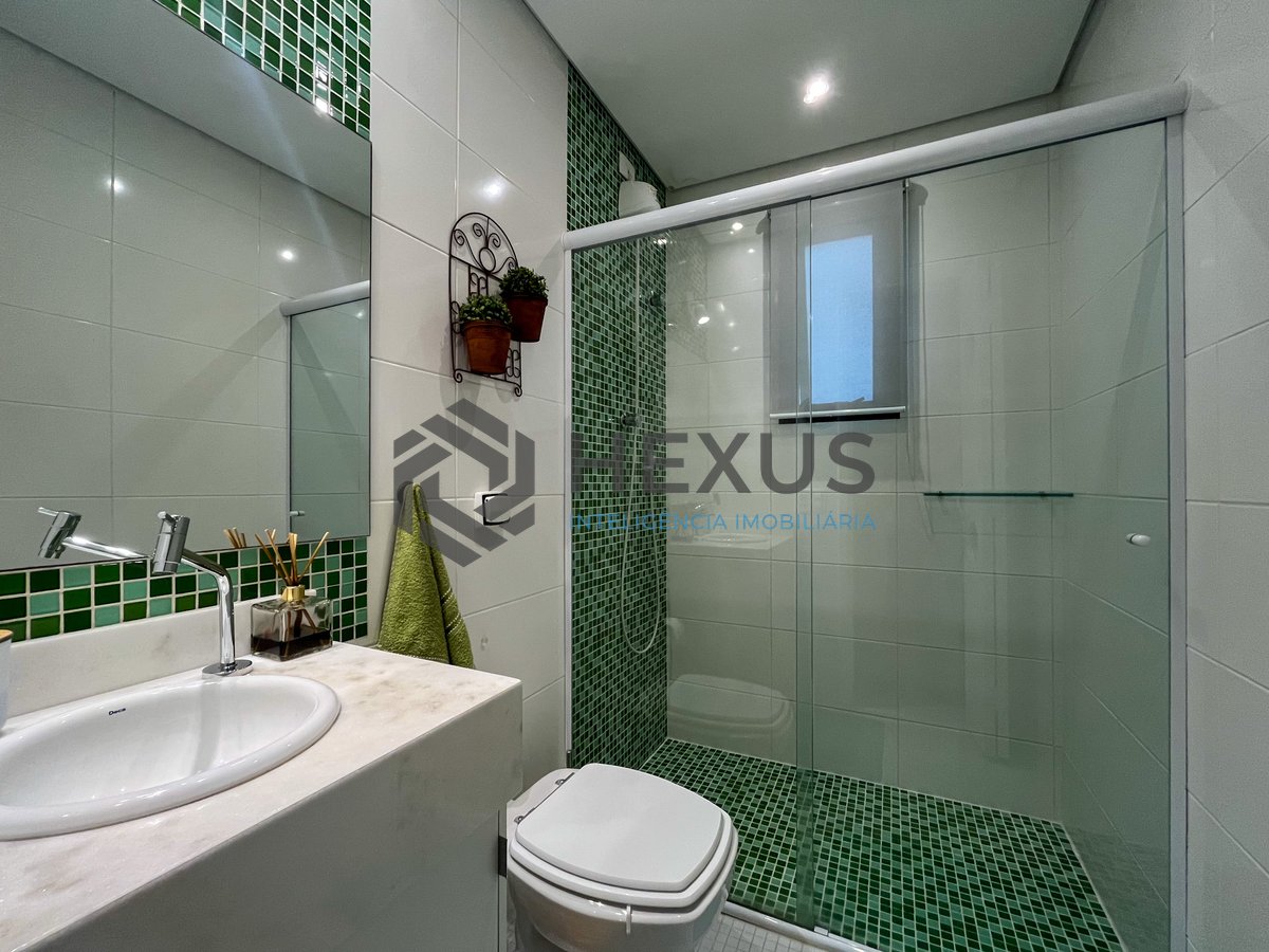Foto 23 de Apartamento reformado com varanda e lazer a 70m da Praia das Pitangueiras, Guaruja