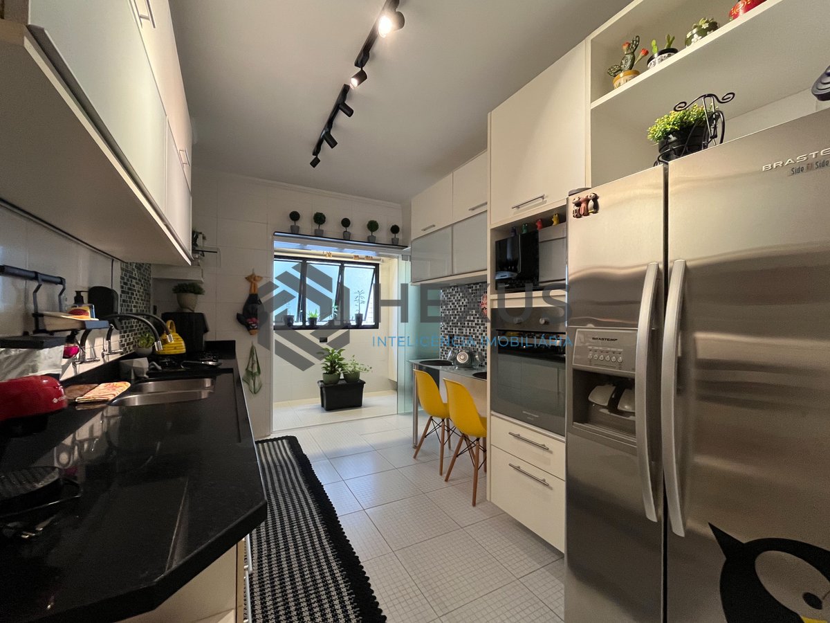 Foto 29 de Apartamento reformado com varanda e lazer a 70m da Praia das Pitangueiras, Guaruja