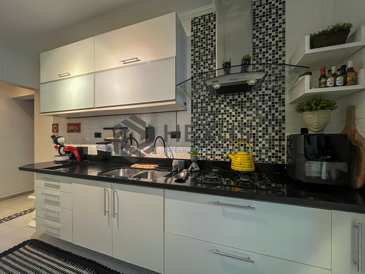 Foto 30 de Apartamento reformado com varanda e lazer a 70m da Praia das Pitangueiras, Guaruja