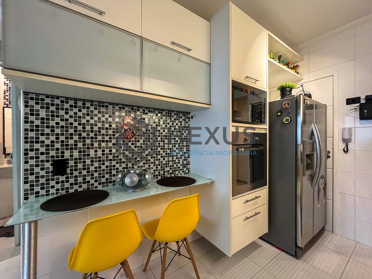Foto 31 de Apartamento reformado com varanda e lazer a 70m da Praia das Pitangueiras, Guaruja