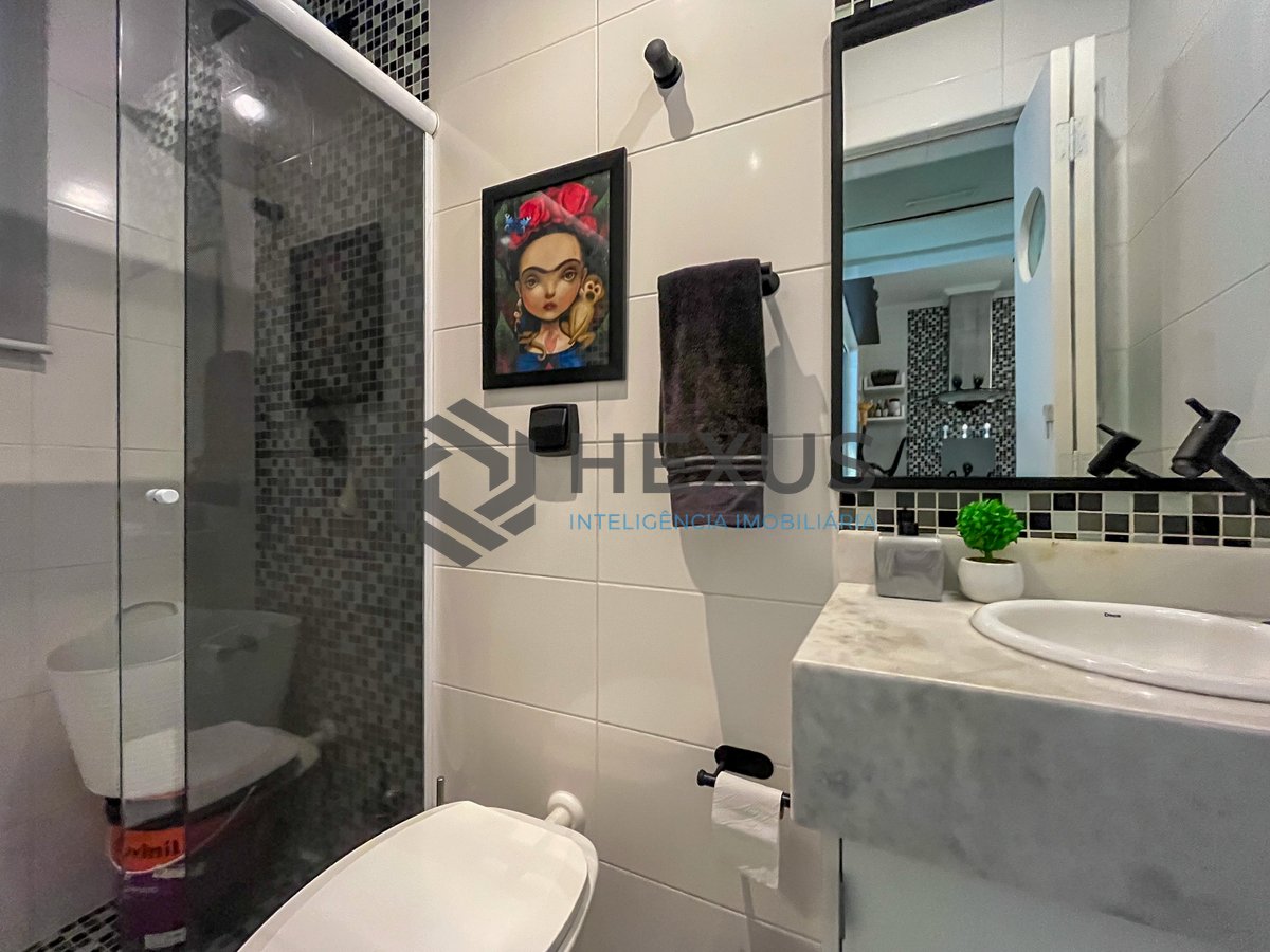 Foto 34 de Apartamento reformado com varanda e lazer a 70m da Praia das Pitangueiras, Guaruja