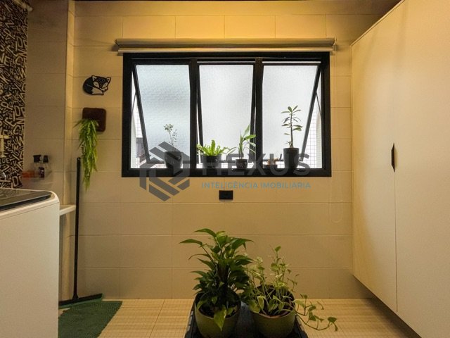 Foto 35 de Apartamento reformado com varanda e lazer a 70m da Praia das Pitangueiras, Guaruja