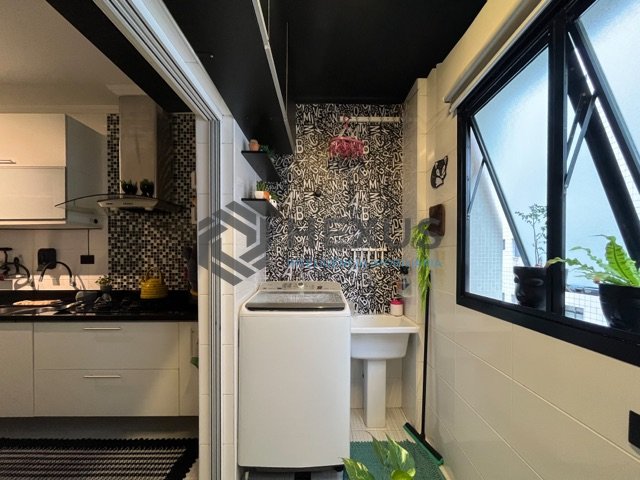 Foto 36 de Apartamento reformado com varanda e lazer a 70m da Praia das Pitangueiras, Guaruja