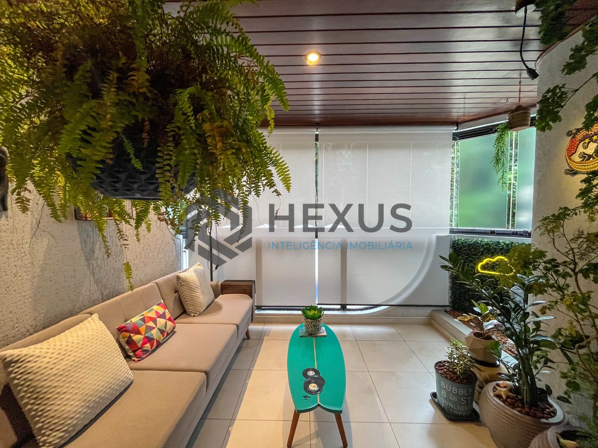 Foto 10 de Apartamento reformado com varanda e lazer a 70m da Praia das Pitangueiras, Guaruja