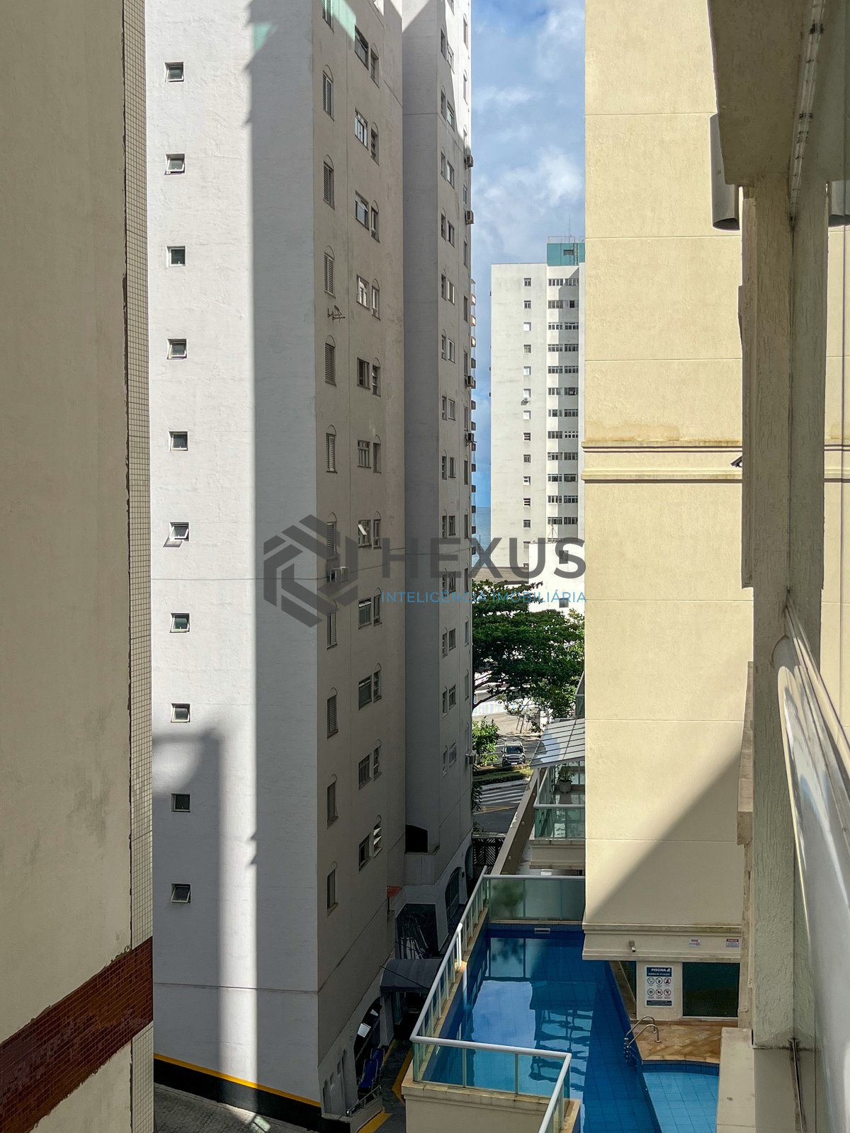 Foto 10 de Apartamento reformado com varanda gourmet e lazer na Praia das Pitangueiras, Guaruja