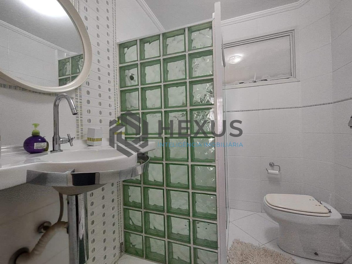 Foto 11 de Apartamento com varanda e lazer na Praia da Enseada, Guaruja