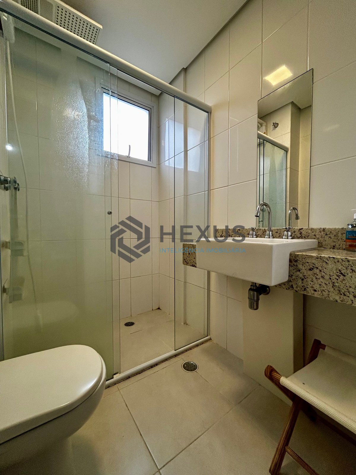 Foto 14 de Apartamento com varanda e lazer na beira mar da Praia da Enseada, Guaruja