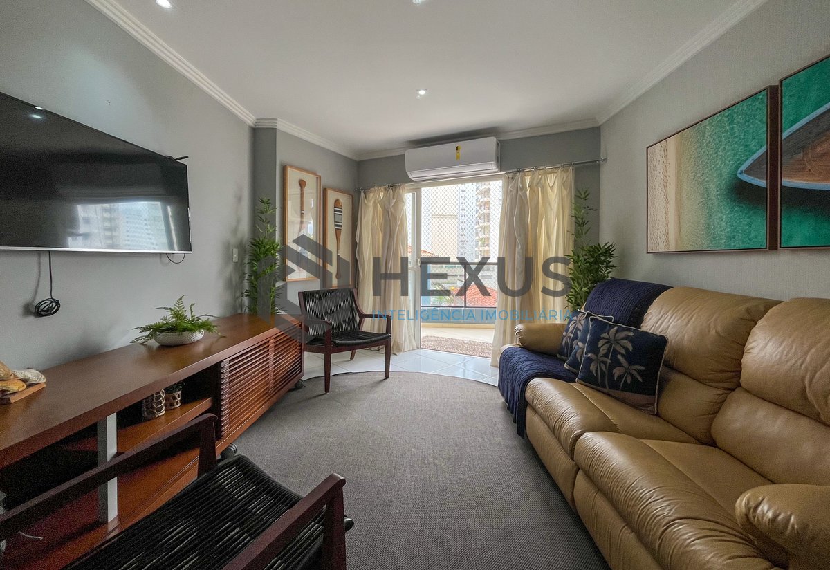 Foto 2 de Apartamento com varanda e lazer a 80m da Praia das Pitangueiras, Guaruja
