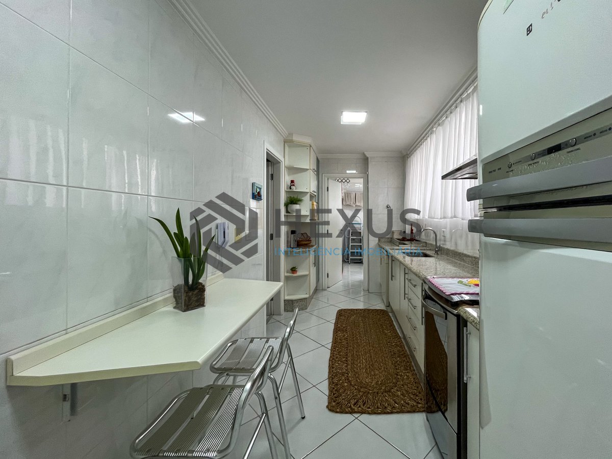 Foto 30 de Apartamento com varanda e lazer a 80m da Praia das Pitangueiras, Guaruja
