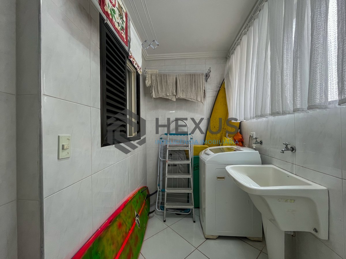 Foto 31 de Apartamento com varanda e lazer a 80m da Praia das Pitangueiras, Guaruja