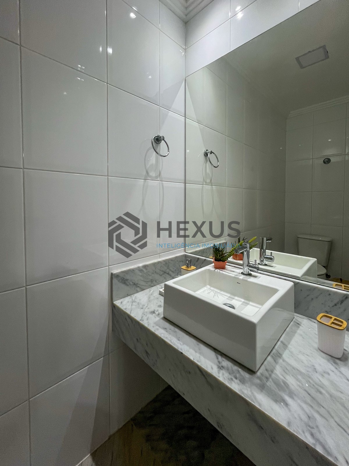 Foto 8 de Apartamento com varanda e lazer a 80m da Praia das Pitangueiras, Guaruja