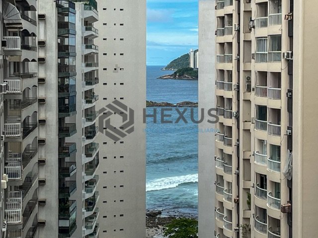 Foto 11 de Apartamento com varanda vista mar na Praia das Pitangueiras, Guaruja