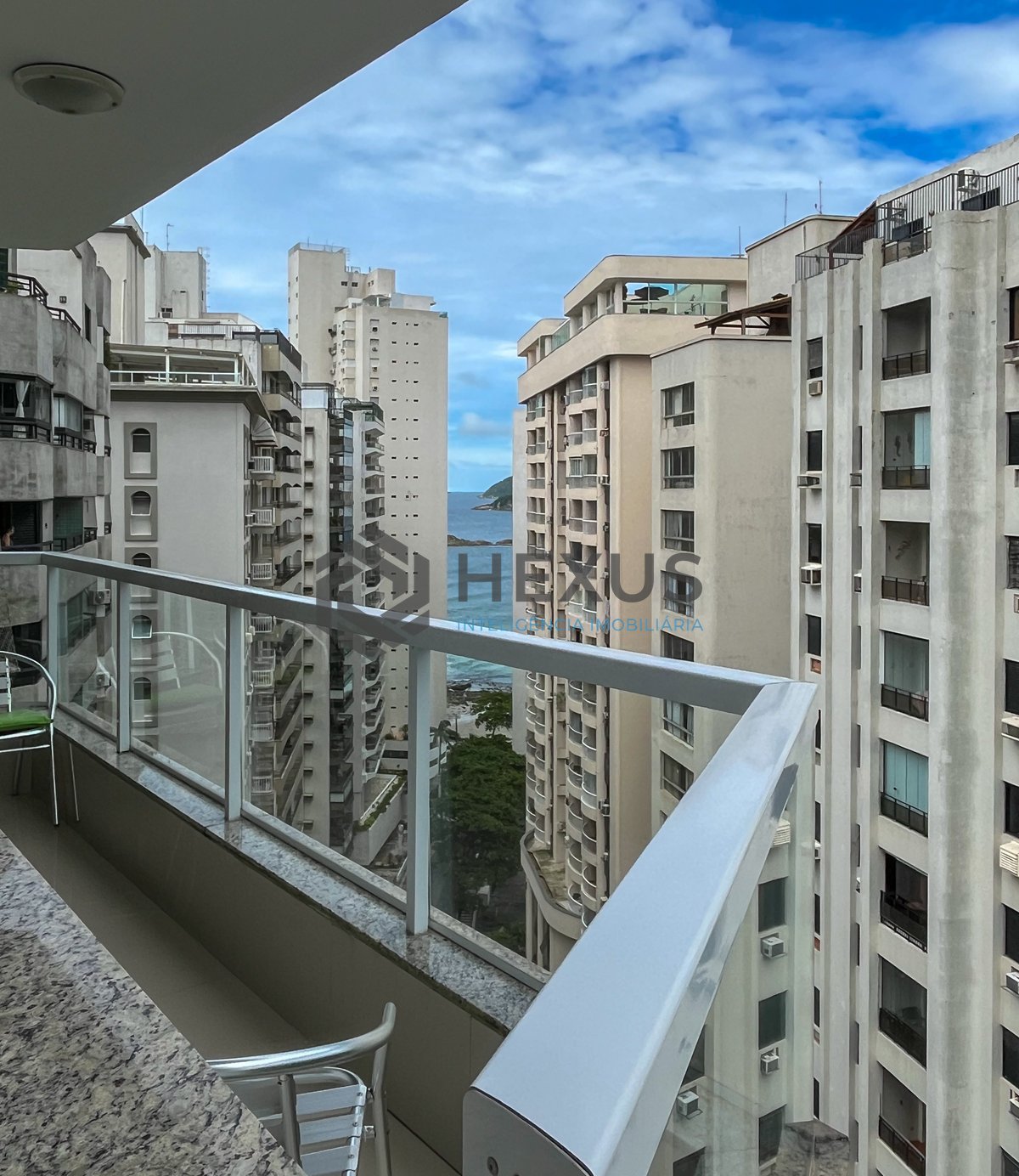 Foto 16 de Apartamento com varanda vista mar na Praia das Pitangueiras, Guaruja