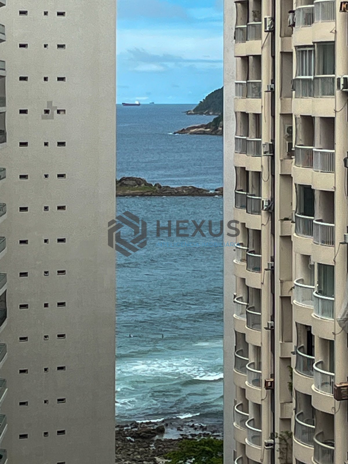 Foto 20 de Apartamento com varanda vista mar na Praia das Pitangueiras, Guaruja
