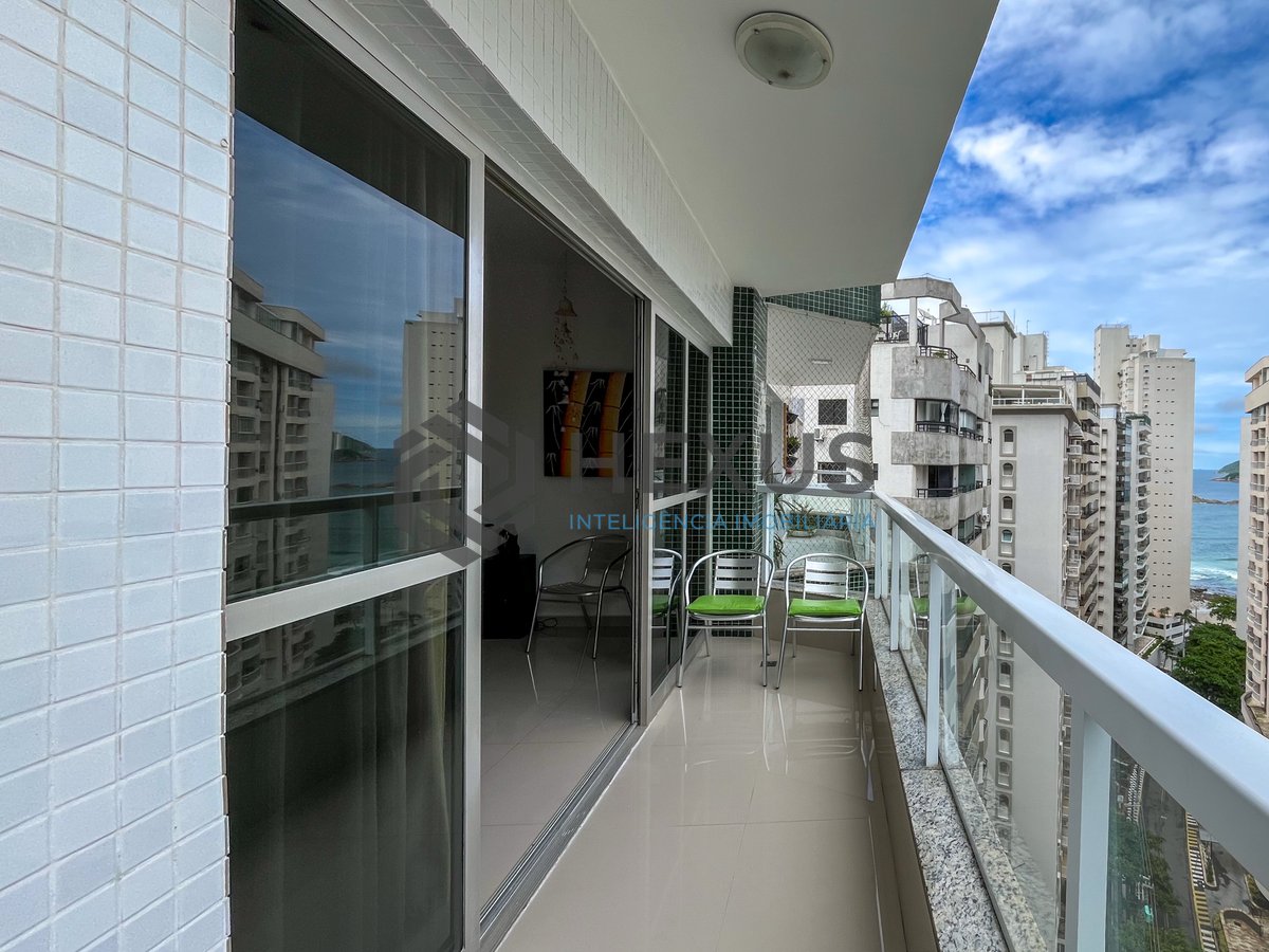 Foto 3 de Apartamento com varanda vista mar na Praia das Pitangueiras, Guaruja
