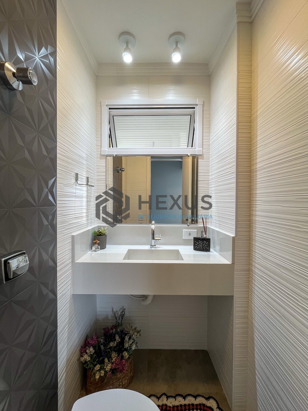 Foto 15 de Apartamento com varanda vista mar na beira mar da Praia das Pitangueiras, Guaruja