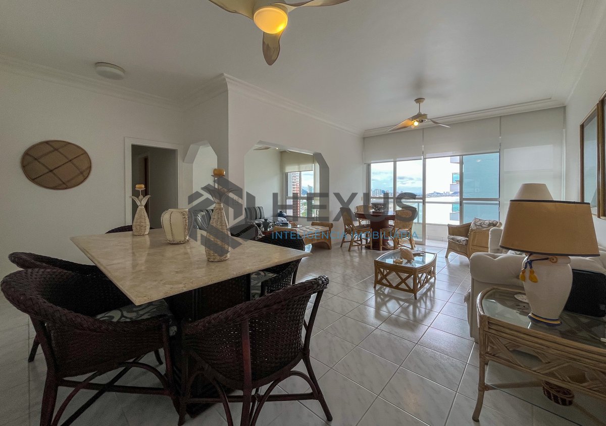 Foto 2 de Apartamento com varanda vista mar na beira mar da Praia das Pitangueiras, Guaruja