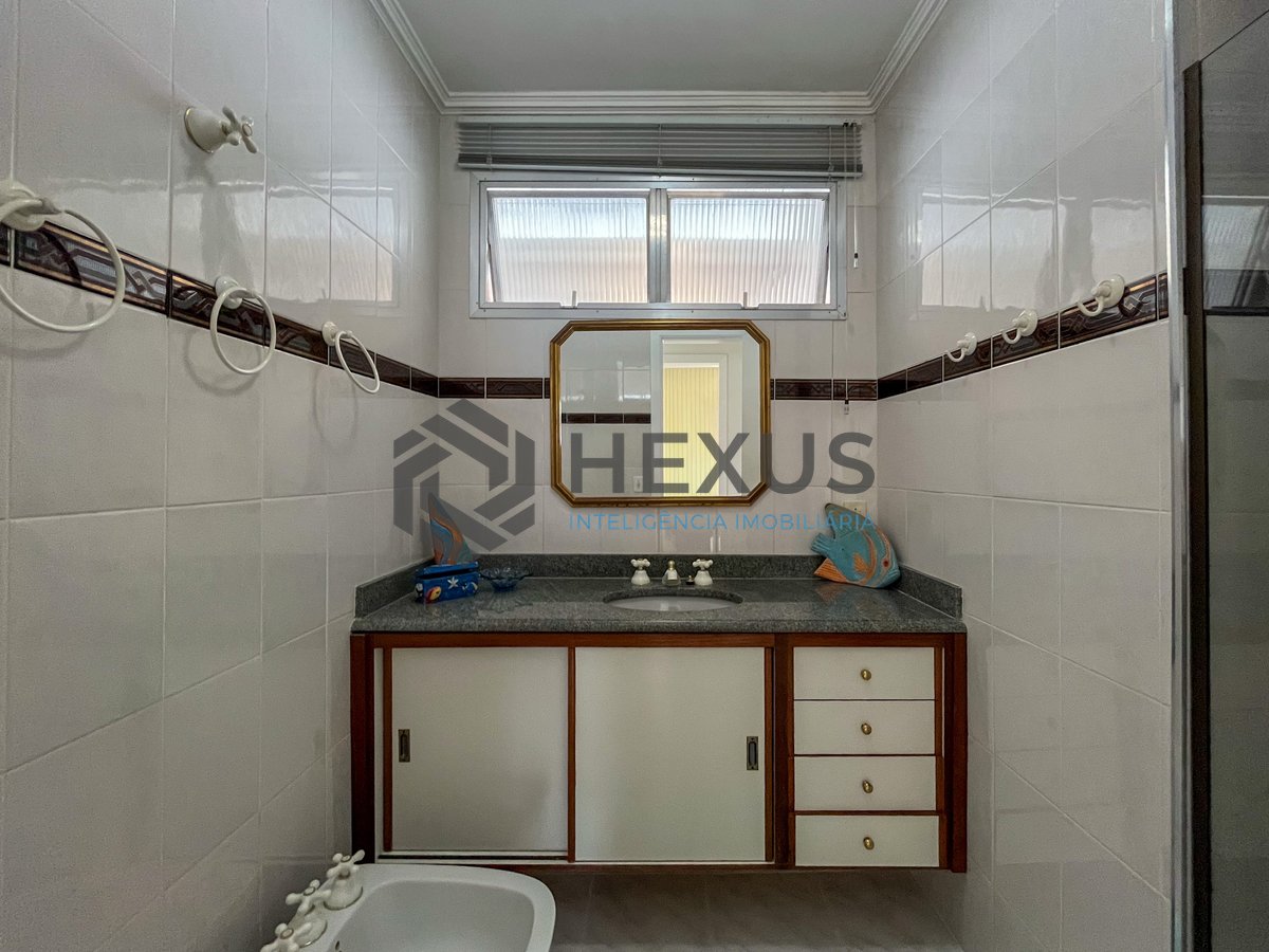 Foto 19 de Apartamento com varanda vista mar na beira mar da Praia das Pitangueiras, Guaruja