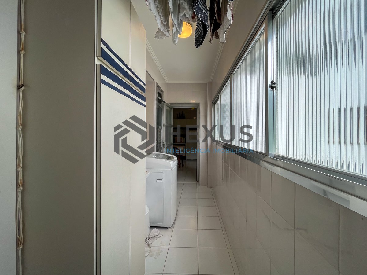 Foto 30 de Apartamento com varanda vista mar na beira mar da Praia das Pitangueiras, Guaruja