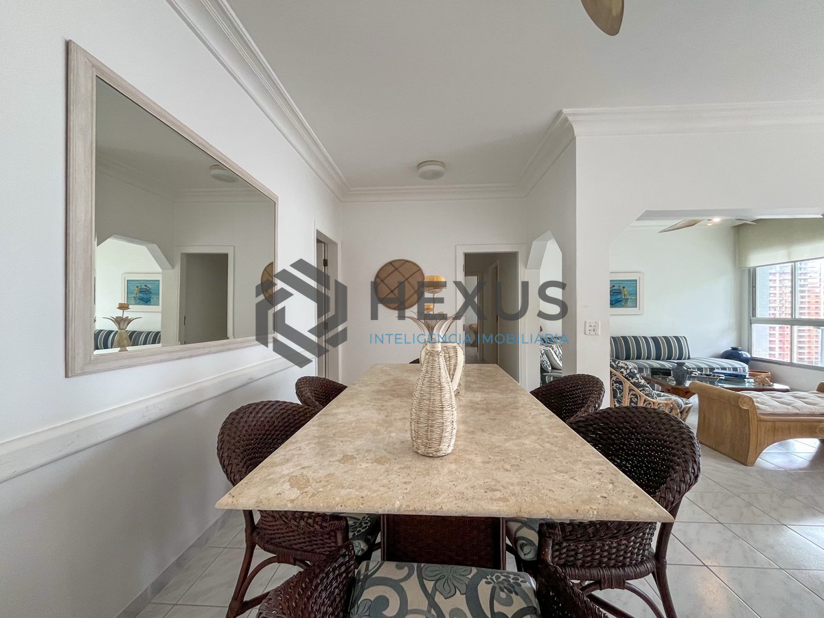 Foto 4 de Apartamento com varanda vista mar na beira mar da Praia das Pitangueiras, Guaruja