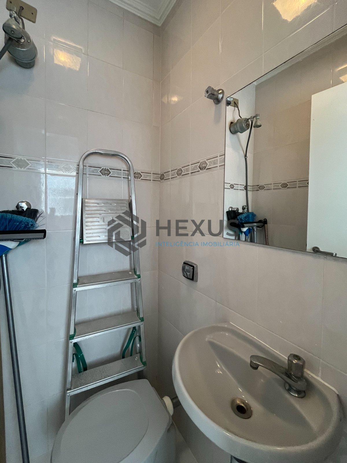 Foto 33 de Apartamento com varanda vista mar na beira mar da Praia das Pitangueiras, Guaruja