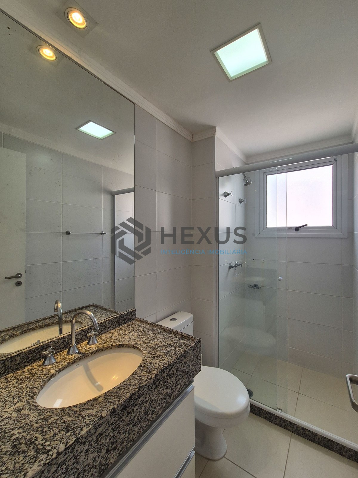 Foto 17 de Apartamento com varanda gourmet vista mar e lazer na Praia das Pitangueiras, Guaruja