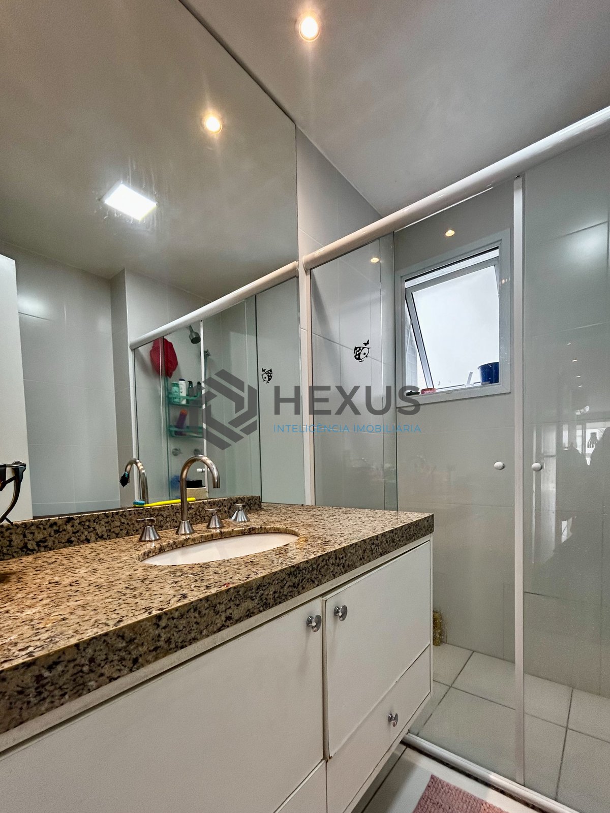 Foto 21 de Apartamento reformado com varanda gourmet e lazer na Praia das Pitangueiras, Guaruja