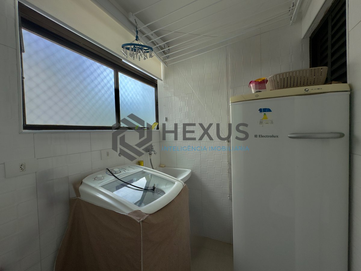 Foto 40 de Cobertura reformada com piscina e varanda gourmet vista mar na Praia das Pitangueiras, Guaruja