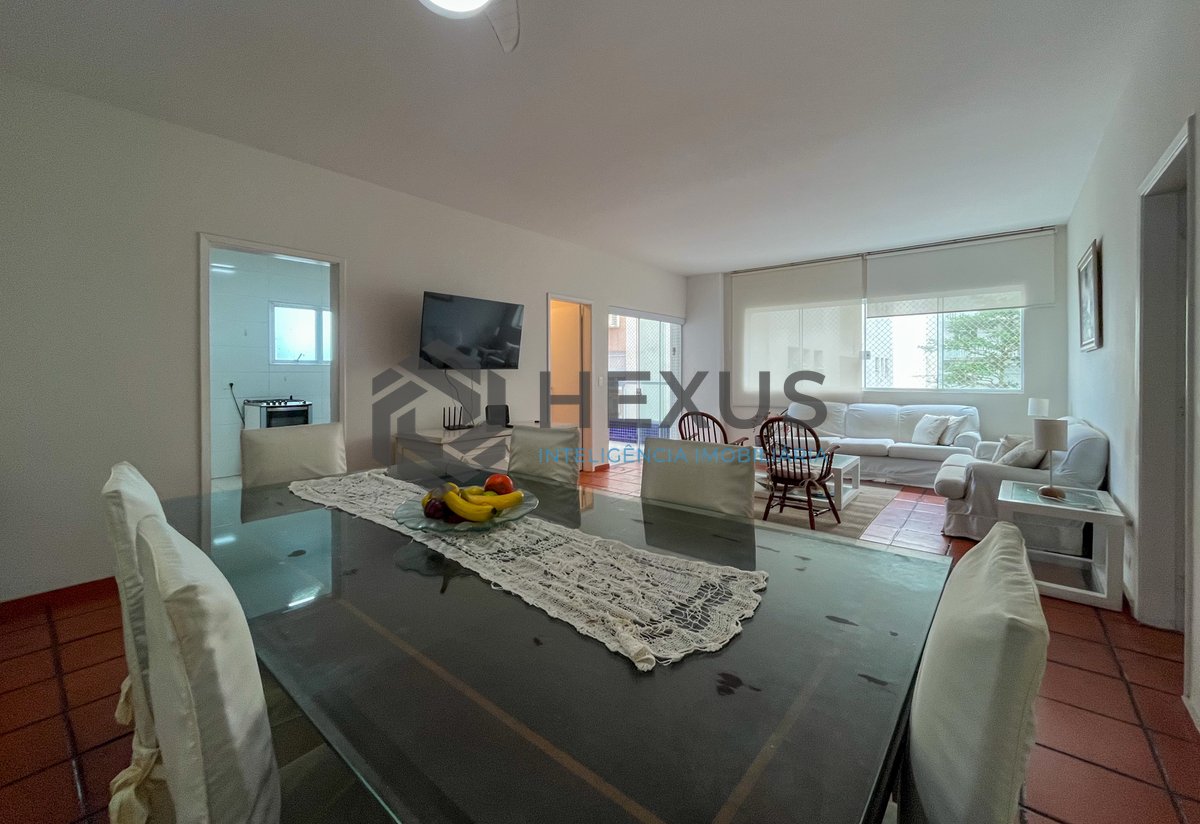 Foto 3 de Apartamento frente mar com varanda na Praia das Pitangueiras, Guaruja