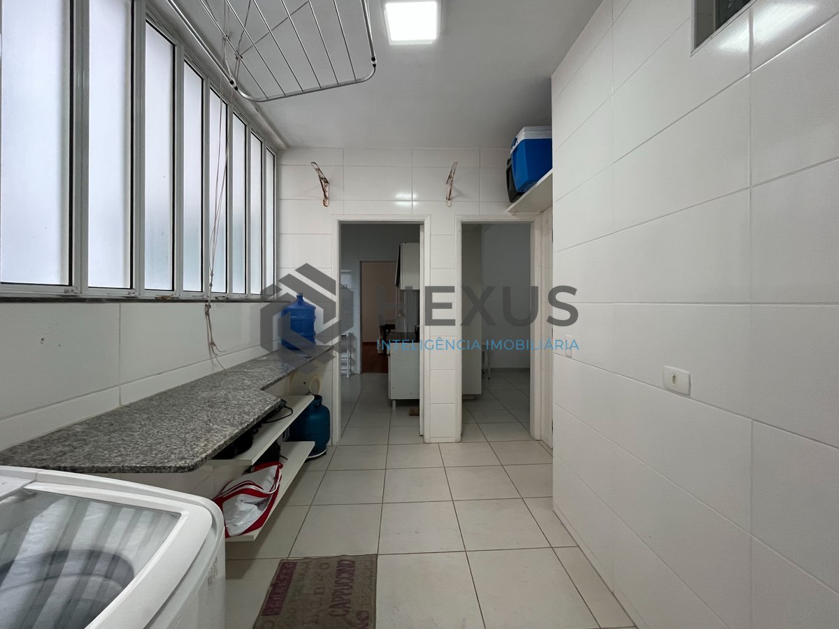 Foto 25 de Apartamento frente mar com varanda na Praia das Pitangueiras, Guaruja