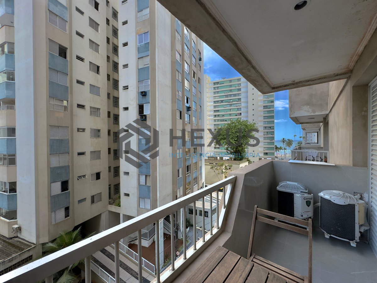 Foto 3 de Apartamento com varanda e lazer na beira mar da Praia das Pitangueiras, Guaruja