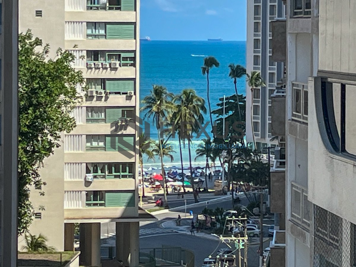 Foto 11 de Apartamento com varanda e lazer na beira mar da Praia das Pitangueiras, Guaruja