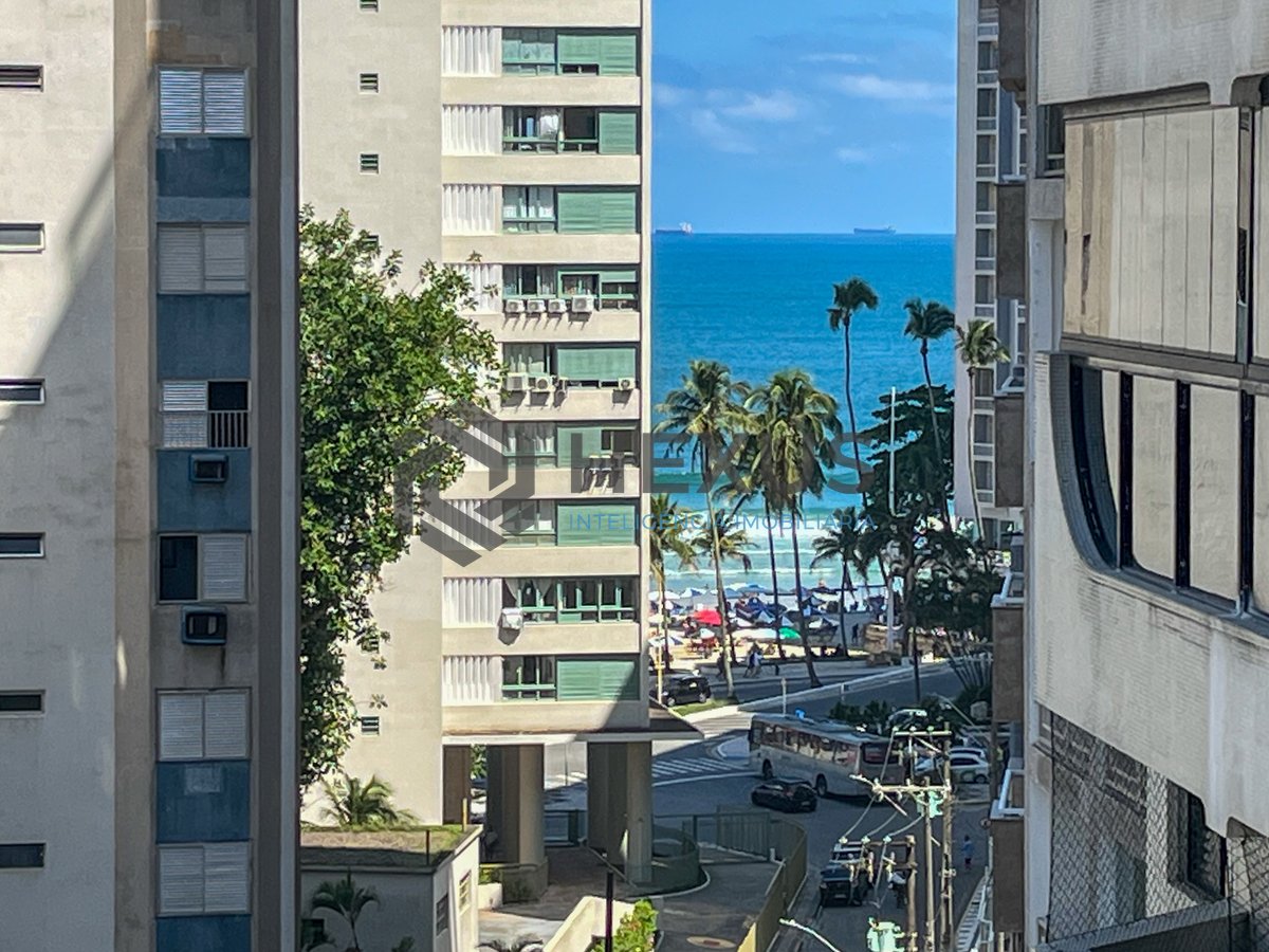 Foto 10 de Apartamento com varanda e lazer na beira mar da Praia das Pitangueiras, Guaruja