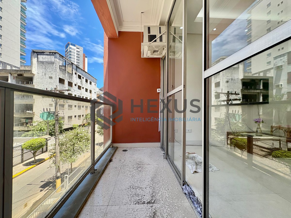 Foto 3 de Apartamento reformado com varanda na Praia da Enseada, Guaruja
