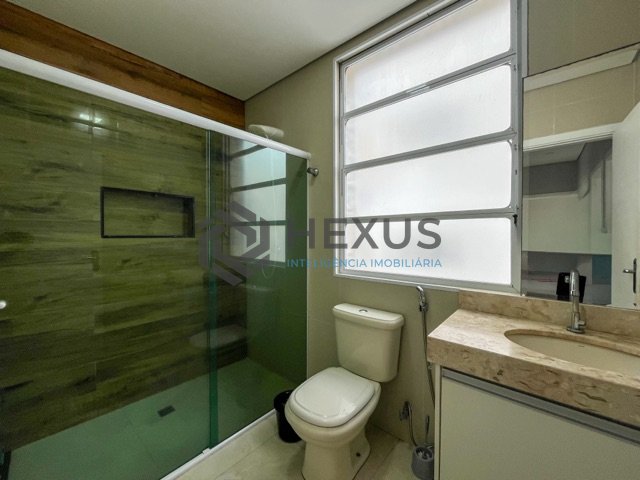 Foto 19 de Apartamento reformado com varanda vista mar na beira mar da Praia das Pitangueiras, Guaruja