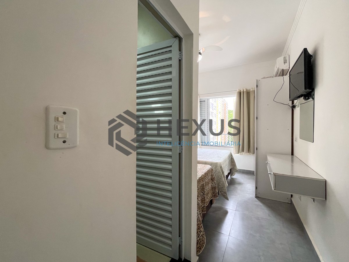 Foto 20 de Apartamento reformado com varanda vista mar na beira mar da Praia das Pitangueiras, Guaruja